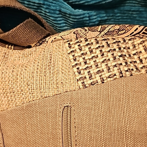 Sakroots EUC MINGLED CROSSBODY BAG GRAY, WHITE AND A LITTLE PINK - Picture 5 of 11